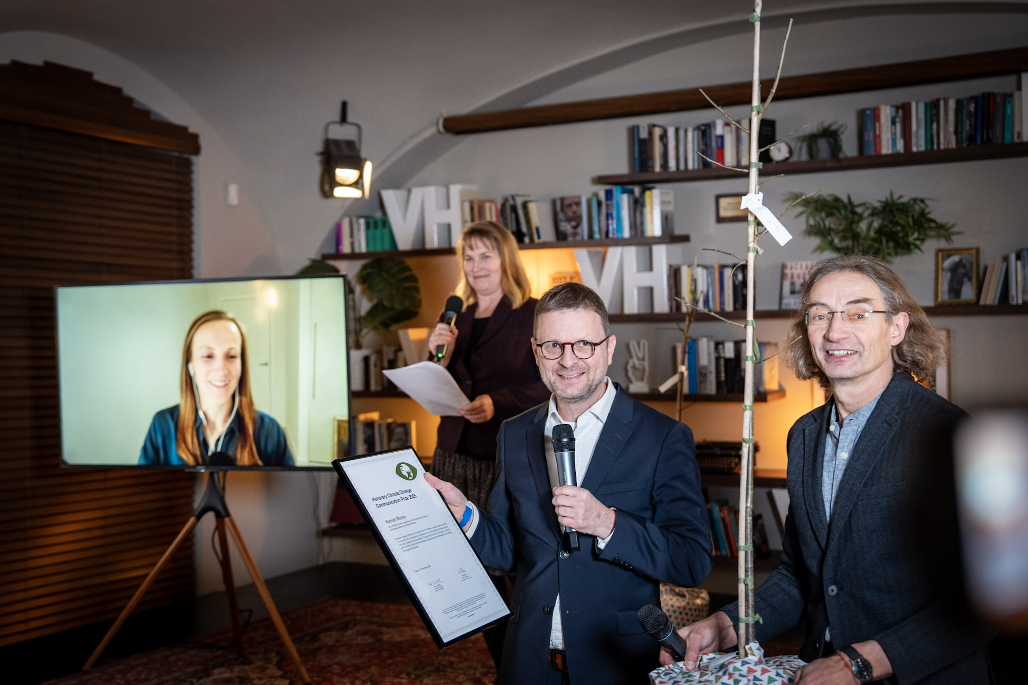 A photo of Hannah Ritchie receiving a Climate Change Communication Award from the UN office in the Czech Republic. Hannah was awarded the honorary “Inspiration from Abroad”.